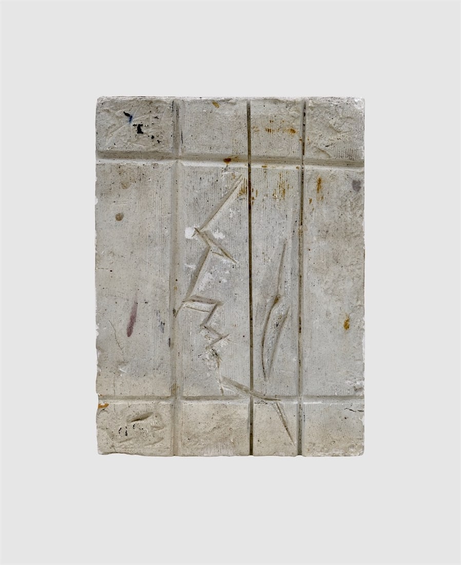 Hermann Glöckner. Kerbschnittproben mit Profil. 1956: Hermann Glöckner (Cotta near Dresden 1889 – 1987 Berlin). Kerbschnittproben mit Profil. 1956 Plaster slab with cuts and notches. 19,8 × 14,8 × 1 cm (7&nbs
