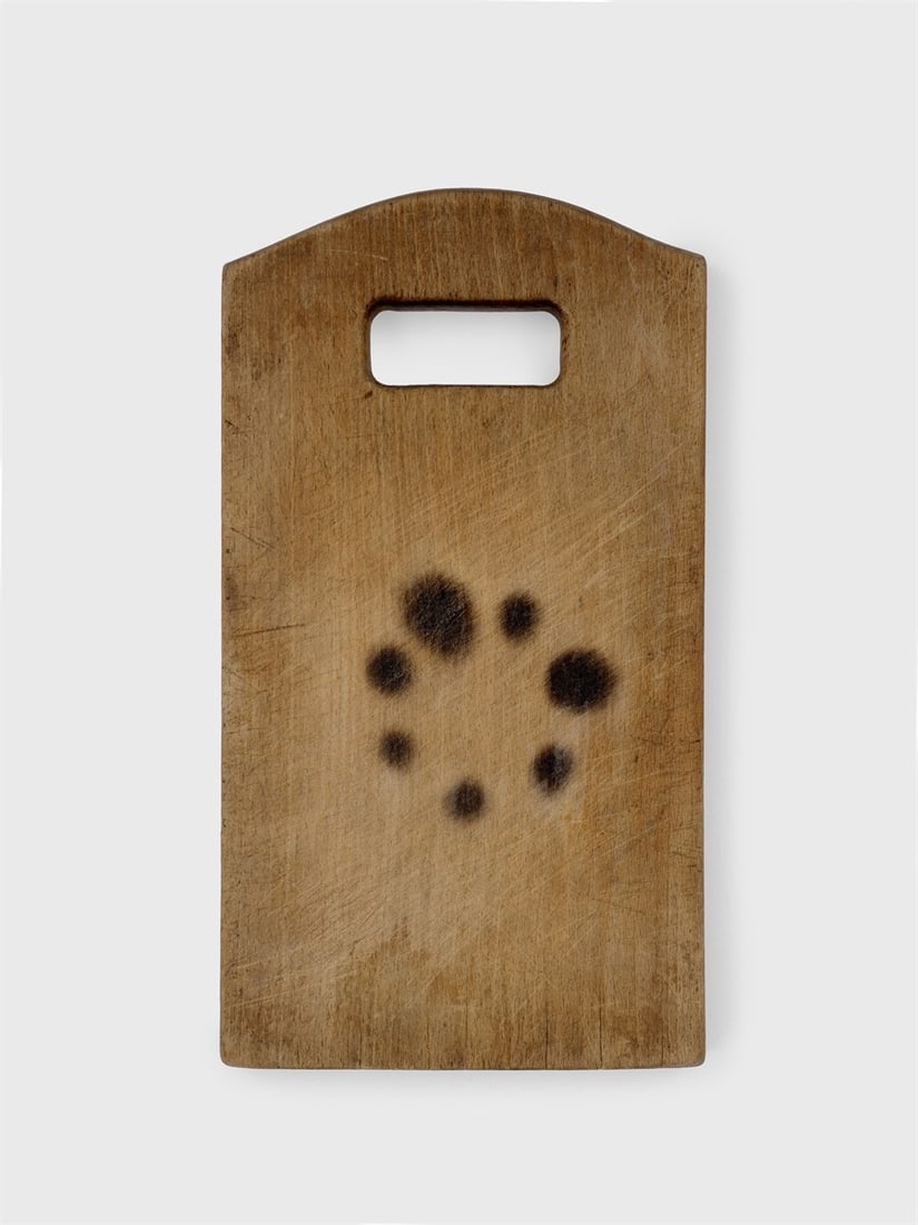 Hermann Glöckner. Schneidebrett mit rechteckiger Griffaussparung.: Hermann Glöckner (Cotta near Dresden 1889 – 1987 Berlin). Schneidebrett mit rechteckiger Griffaussparung. Wood with circular burn pattern. 28,5 × 15,4 × 1,5&nb