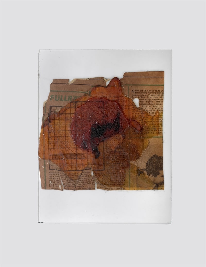 Hermann Glöckner. Lackrelief auf größerem Lackfleck auf Zeitungspapier. 1960: Hermann Glöckner (Cotta near Dresden 1889 – 1987 Berlin). Lackrelief auf größerem Lackfleck auf Zeitungspapier. 1960 Lacquer on newspaper on glass.
