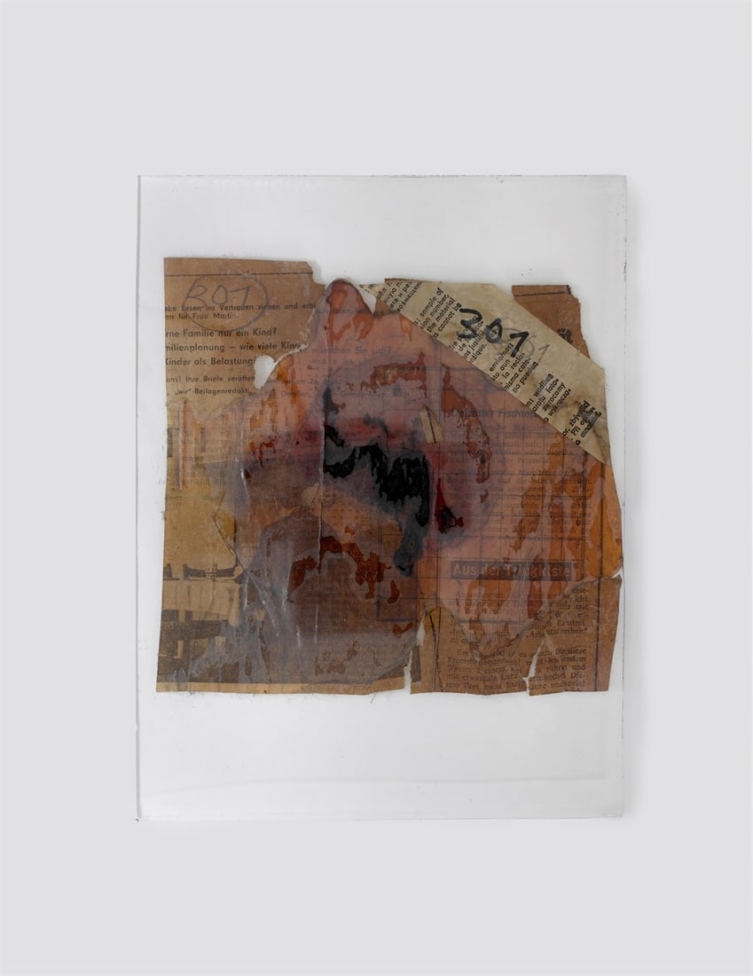 Hermann Glöckner. Lackrelief auf größerem Lackfleck auf Zeitungspapier. 1960 - 2