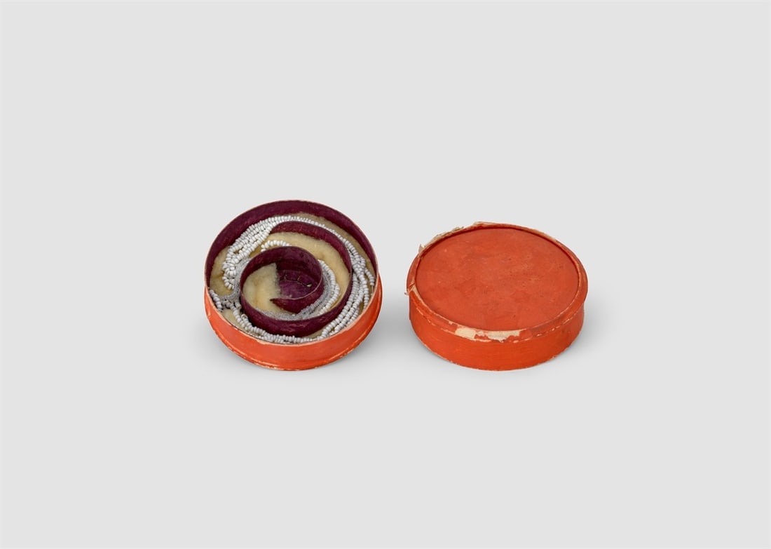 Hermann Glöckner. Runde Schmuckschachtel in Rot. 1960: Hermann Glöckner (Cotta near Dresden 1889 – 1987 Berlin). Runde Schmuckschachtel in Rot. 1960 Cardboard (box of sweets), painted in colour, lined with spiral-shaped cardboard strips and
