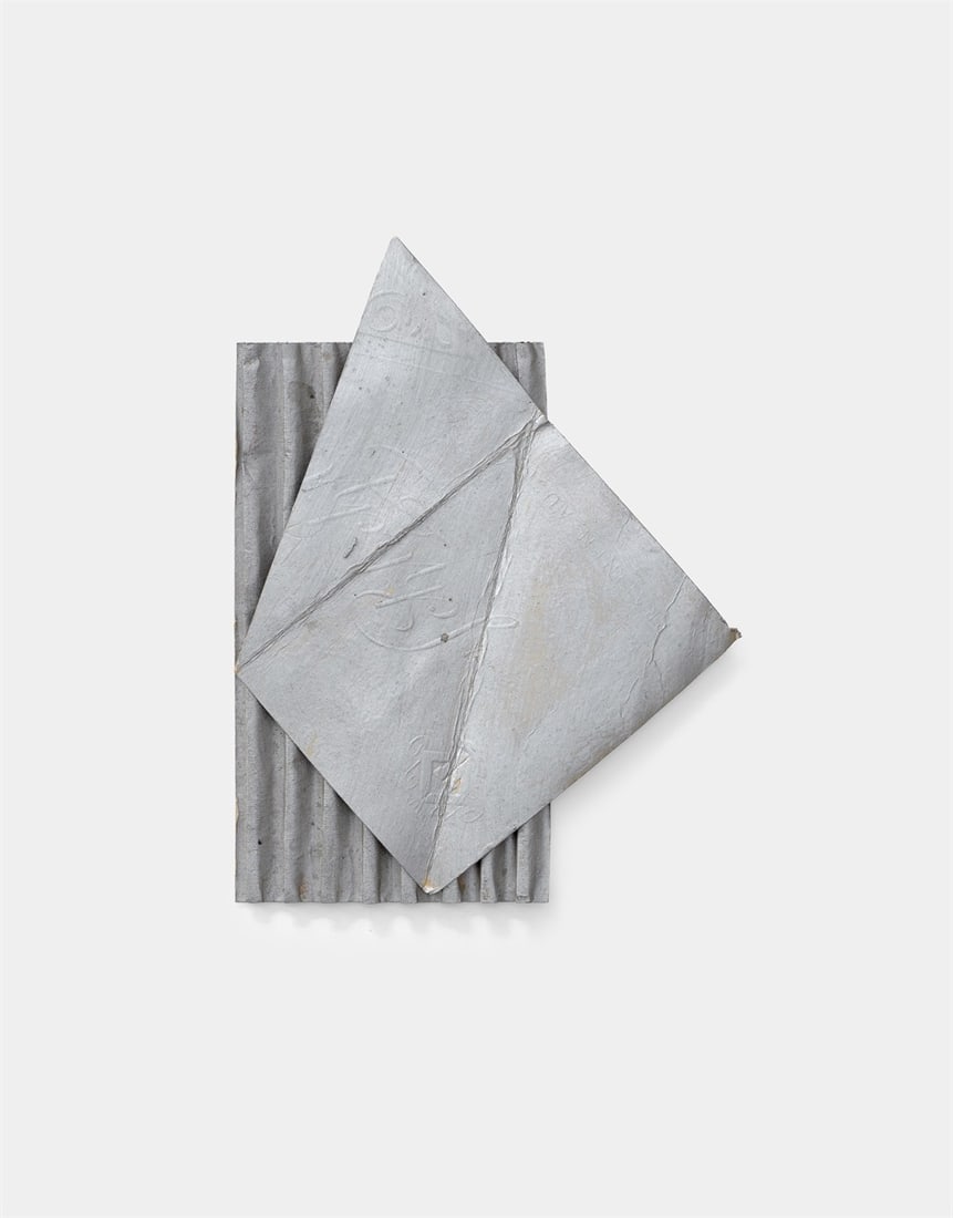 Hermann Glöckner. Silberner Rhomboid auf silberner rechteckiger Wellpappe. (1 of 2)