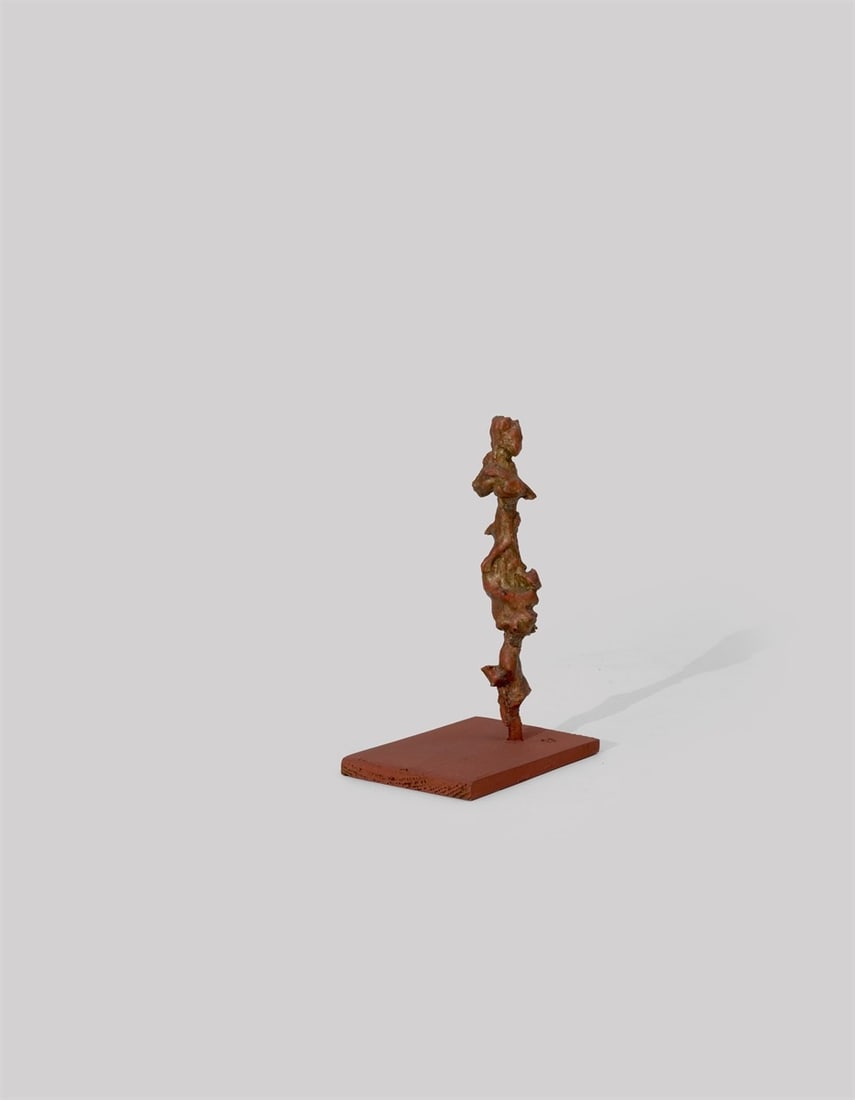 Hermann Glöckner. Dünnes Figürchen in Rostrot. 1966: Hermann Glöckner (Cotta near Dresden 1889 – 1987 Berlin). Dünnes Figürchen in Rostrot. 1966 Choux pastry or plaster on wood, mounted on wooden plinth, painted auburn.