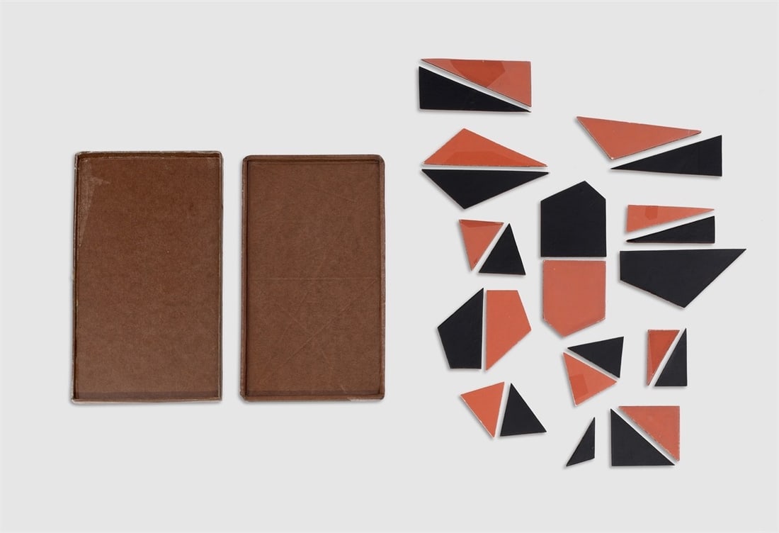 Hermann Glöckner. Kleines konstruktives Legespiel, zweifarbig. 1936: Hermann Glöckner (Cotta near Dresden 1889 – 1987 Berlin). Kleines konstruktives Legespiel, zweifarbig. 1936 24 geometric cardboard elements, cut, painted and lacquered in red and black, in