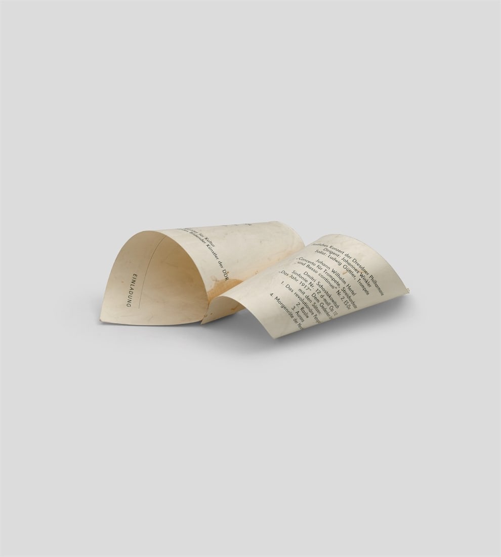 Hermann Glöckner. Zwei räumlich gebogene Rechtecke. 1977: Hermann Glöckner (Cotta near Dresden 1889 – 1987 Berlin). Zwei räumlich gebogene Rechtecke. 1977 Cardboard, rolled and glued (invitation card). 14,5 × 24