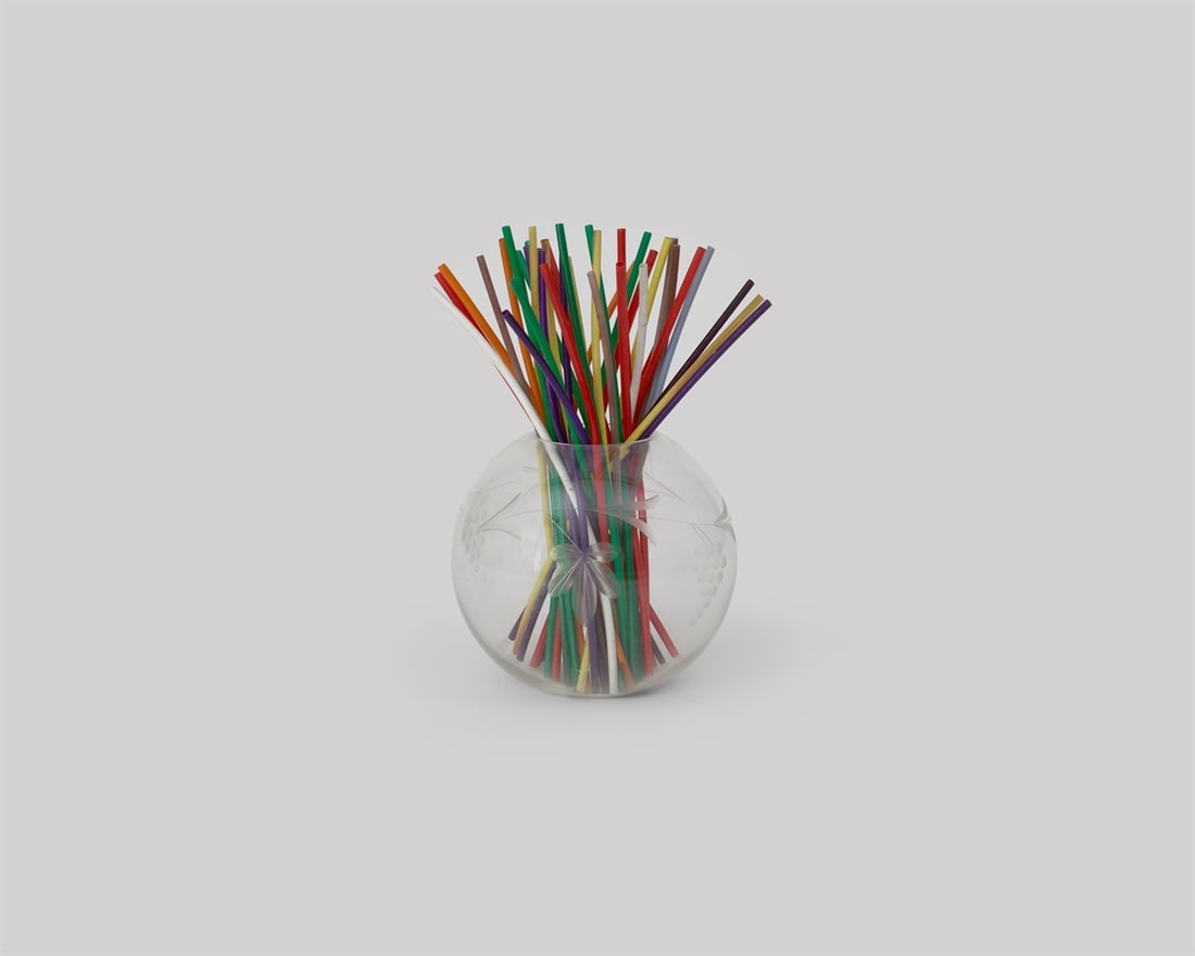 Hermann Glöckner. Glaskugelvase mit bunten Strohhalmen aus Kunststoff. (1 of 1)