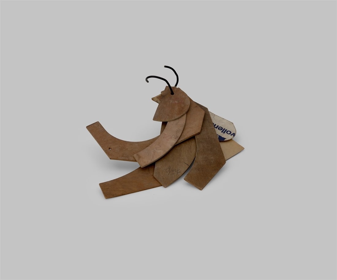 Hermann Glöckner. Bund aus 6 Sperrholz- und 2 Pappschablonen (Schuhschablonen).: Hermann Glöckner (Cotta near Dresden 1889 – 1987 Berlin). Bund aus 6 Sperrholz- und 2 Pappschablonen (Schuhschablonen). Plywood, cardboard and plastic-coated copper wire.