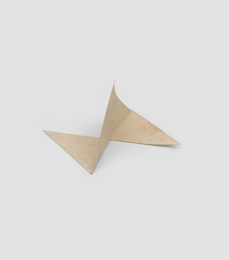 Hermann Glöckner. Halb aufgeschnittenes und gebrochenes Quadrat. 1977: Hermann Glöckner (Cotta near Dresden 1889 – 1987 Berlin). Halb aufgeschnittenes und gebrochenes Quadrat. 1977 White cardboard, cut and folded.