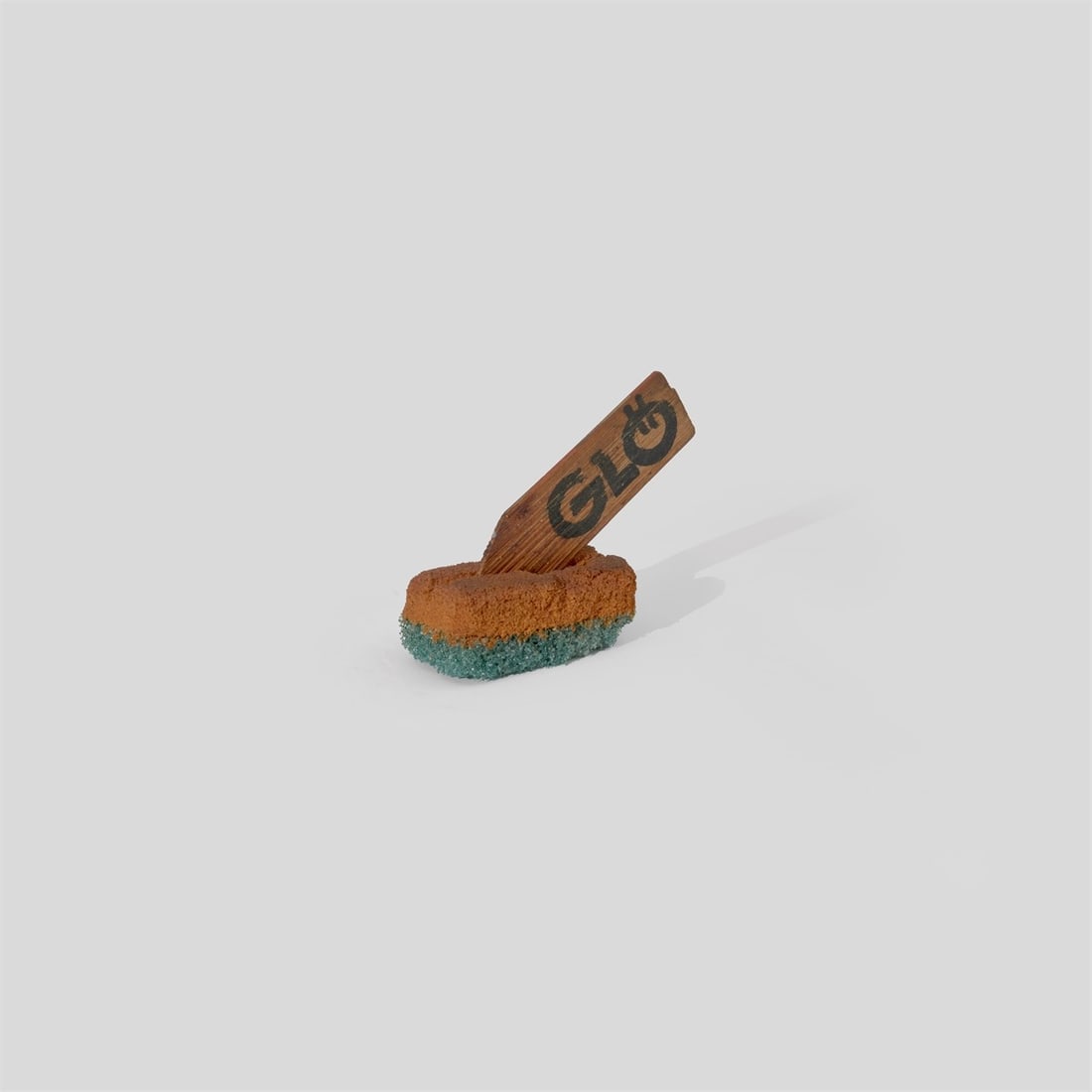 Hermann Glöckner. Küchenschwamm (Glitzi) und Holzpfeil.: Hermann Glöckner (Cotta near Dresden 1889 – 1987 Berlin). Küchenschwamm (Glitzi) und Holzpfeil. Kitchen sponge and wooden arrow. 10 × 13 × 4,5 cm