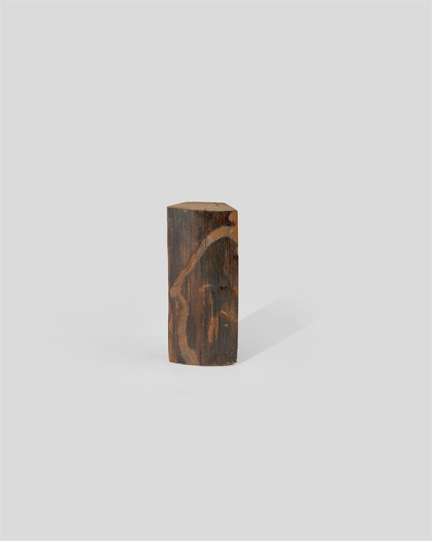 Hermann Glöckner. Kleines Holzscheit geschält mit Wurmfraß.: Hermann Glöckner (Cotta near Dresden 1889 – 1987 Berlin). Kleines Holzscheit geschält mit Wurmfraß. Wood, lacquered. 12,8 × 5,5 × 3 cm (5 &
