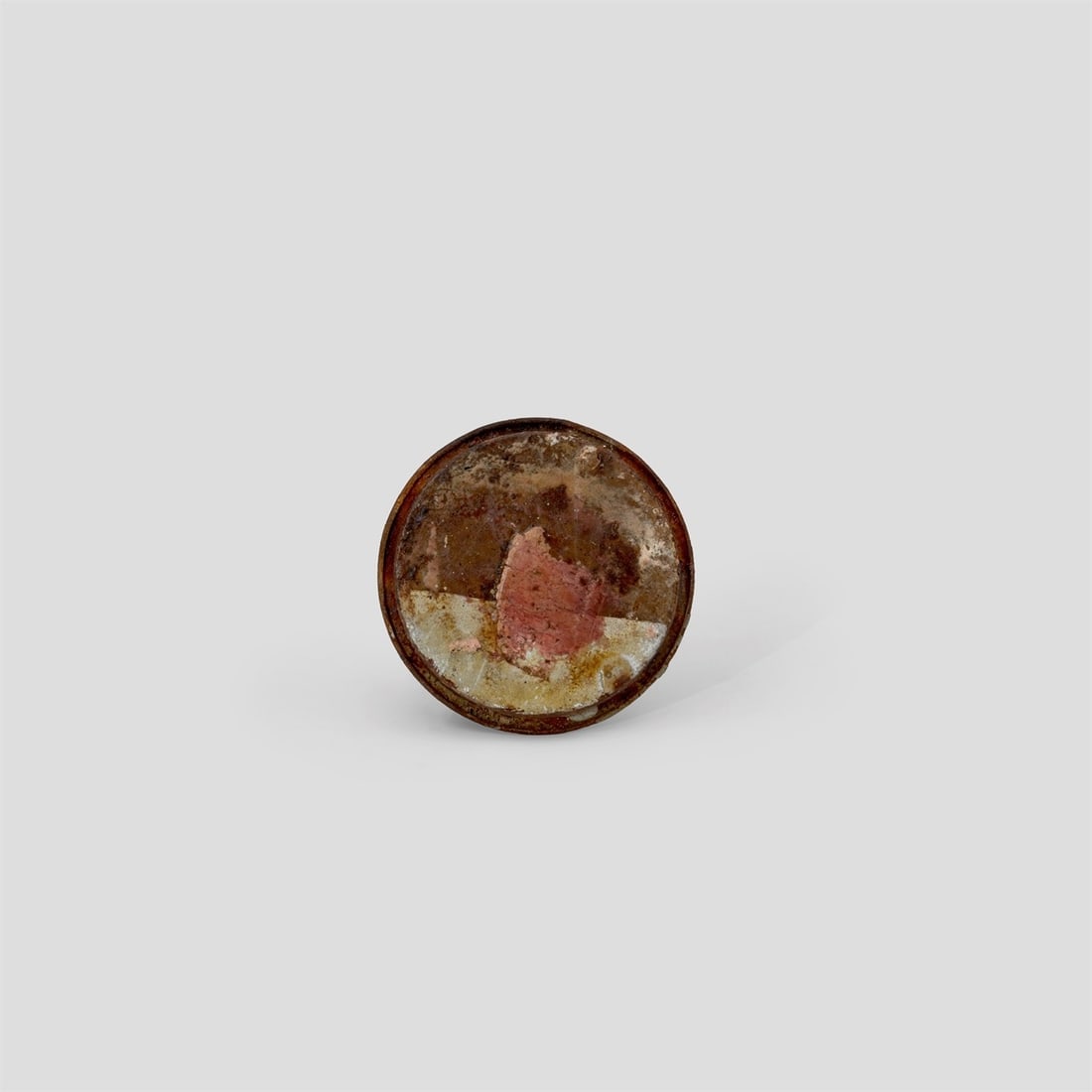 Hermann Glöckner. Blechdeckel mit rosa Fleck. 1960: Hermann Glöckner (Cotta near Dresden 1889 – 1987 Berlin). Blechdeckel mit rosa Fleck. 1960 Sheet metal with paint and lacquer residue (lid of a paint tin). Diameter: 9 cm. Height