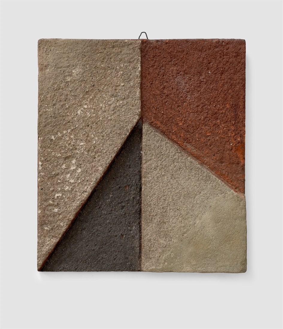 Hermann Glöckner. Helldunkle Pyramidenform auf hell-rot geteiltem Grund. 1948: Hermann Glöckner (Cotta near Dresden 1889 – 1987 Berlin). Helldunkle Pyramidenform auf hell-rot geteiltem Grund. 1948 Cement mortar on masonite.