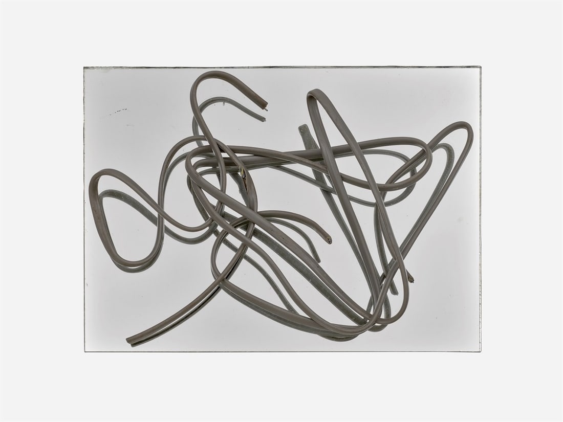 Hermann Glöckner. Grau ummanteltes, dreiadriges Aluminiumkabel auf Spiegel.: Hermann Glöckner (Cotta near Dresden 1889 – 1987 Berlin). Grau ummanteltes, dreiadriges Aluminiumkabel auf Spiegel. Aluminium cable, plastic-sheathed, mirror.