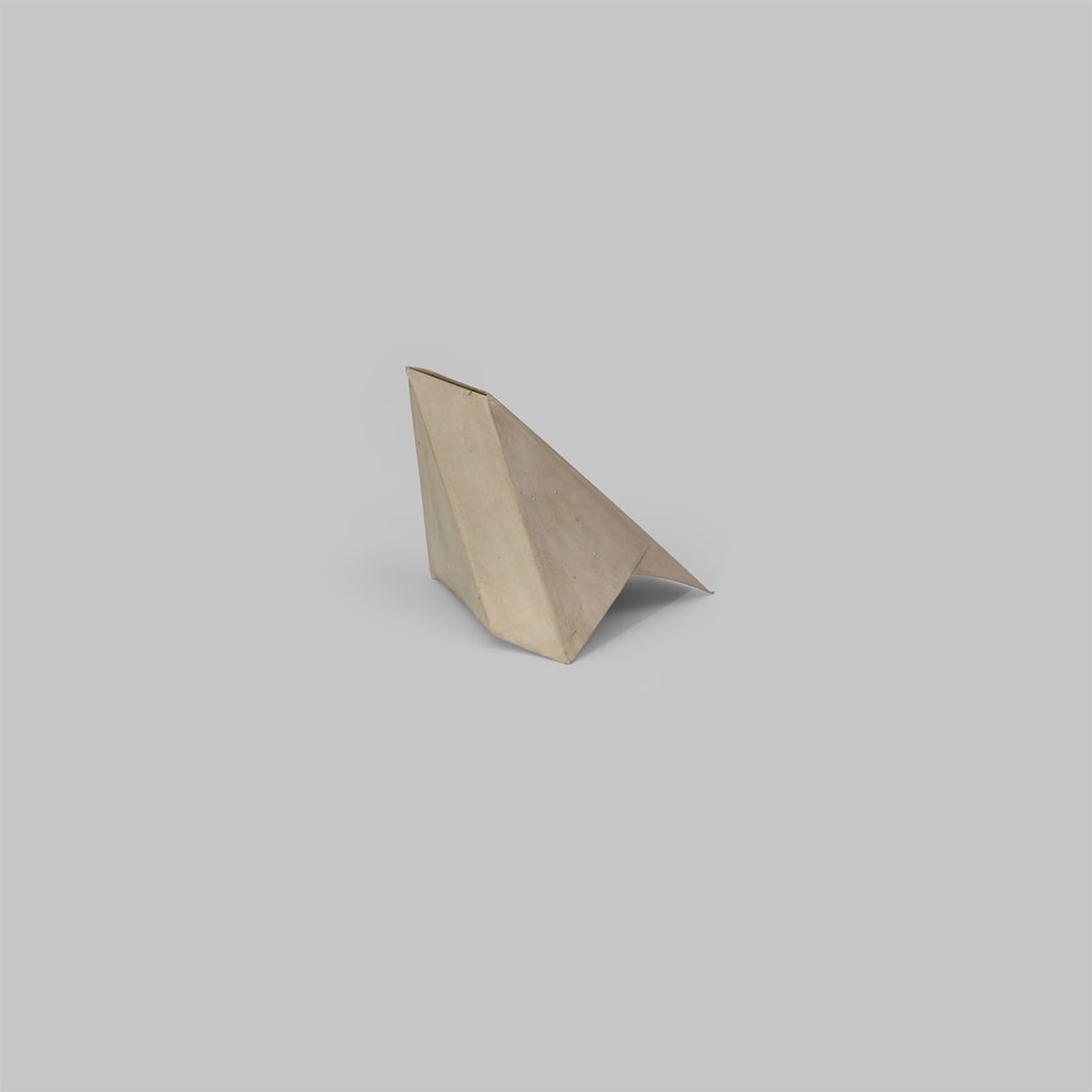 Hermann Glöckner. Symmetrischer Körper, winklig mit 6 Kanten. 1970: Hermann Glöckner (Cotta near Dresden 1889 – 1987 Berlin). Symmetrischer Körper, winklig mit 6 Kanten. 1970 Cardboard, folded and painted white (brochure of Galerie „Kunst der