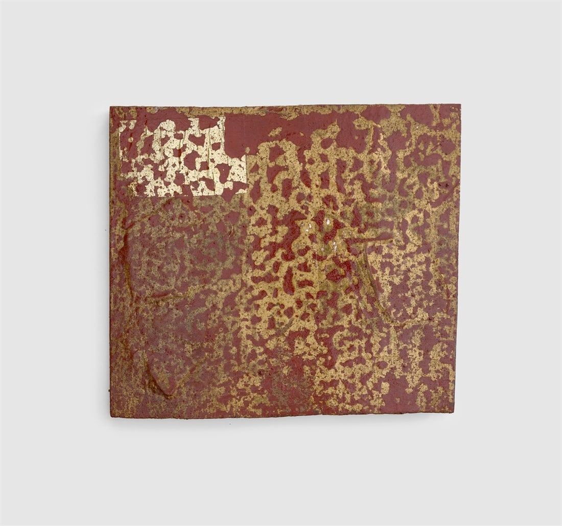 Hermann Glöckner. Informelle goldene Struktur auf rotbraunem Grund.: Hermann Glöckner (Cotta near Dresden 1889 – 1987 Berlin). Informelle goldene Struktur auf rotbraunem Grund. Wood, painted and gold metal leaf, lacquered. 17,7 × 15,5 