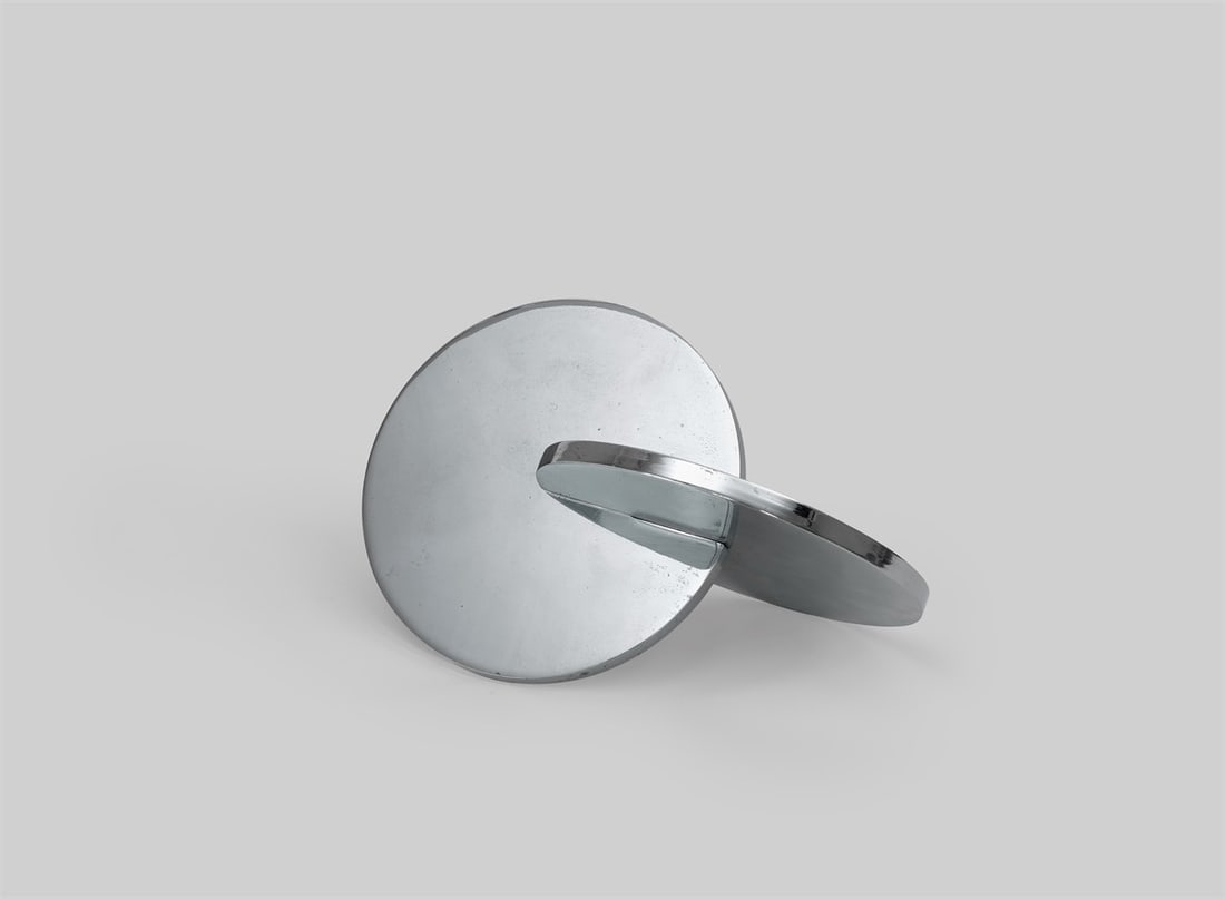 Hermann Glöckner. Zwei verklammerte Scheiben. 1976: Hermann Glöckner (Cotta near Dresden 1889 – 1987 Berlin). Zwei verklammerte Scheiben. 1976 Stainless steel, chrome-plated. 15 × 29,2 × 15 cm