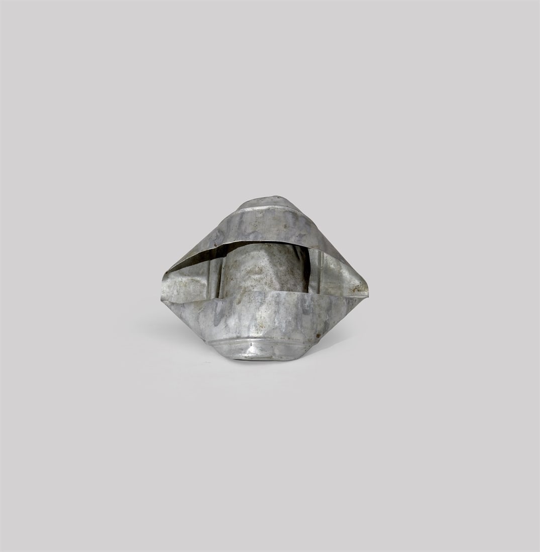 Hermann Glöckner. Eingedrückte Blechschachtel. 1976: Hermann Glöckner (Cotta near Dresden 1889 – 1987 Berlin). Eingedrückte Blechschachtel. 1976 Aluminium sheet container, deformed. 6 × 17,8 × 15,8&nbs