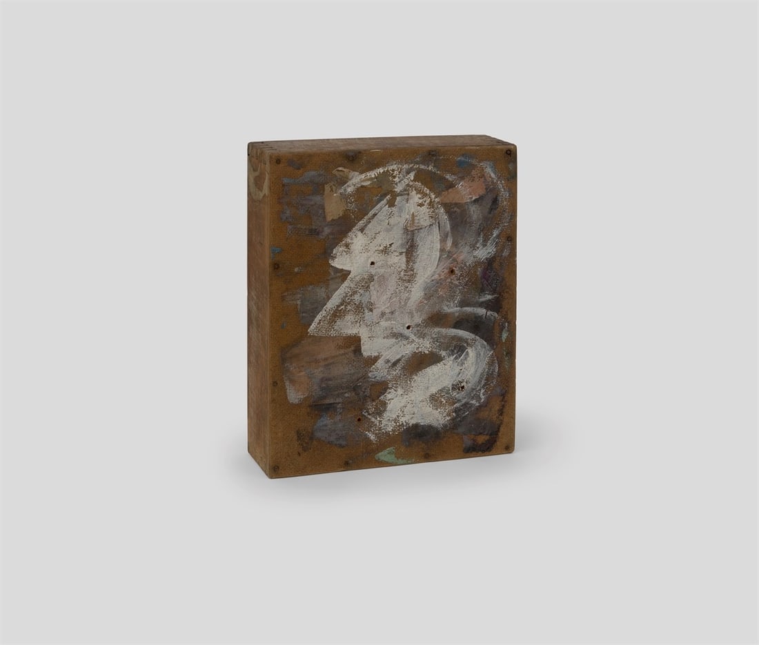 Hermann Glöckner. Ein Profil in Weiß, nach links. 1975: Hermann Glöckner (Cotta near Dresden 1889 – 1987 Berlin). Ein Profil in Weiß, nach links. 1975 Tempera on wooden box. 26,5 × 21 × 6,5 cm