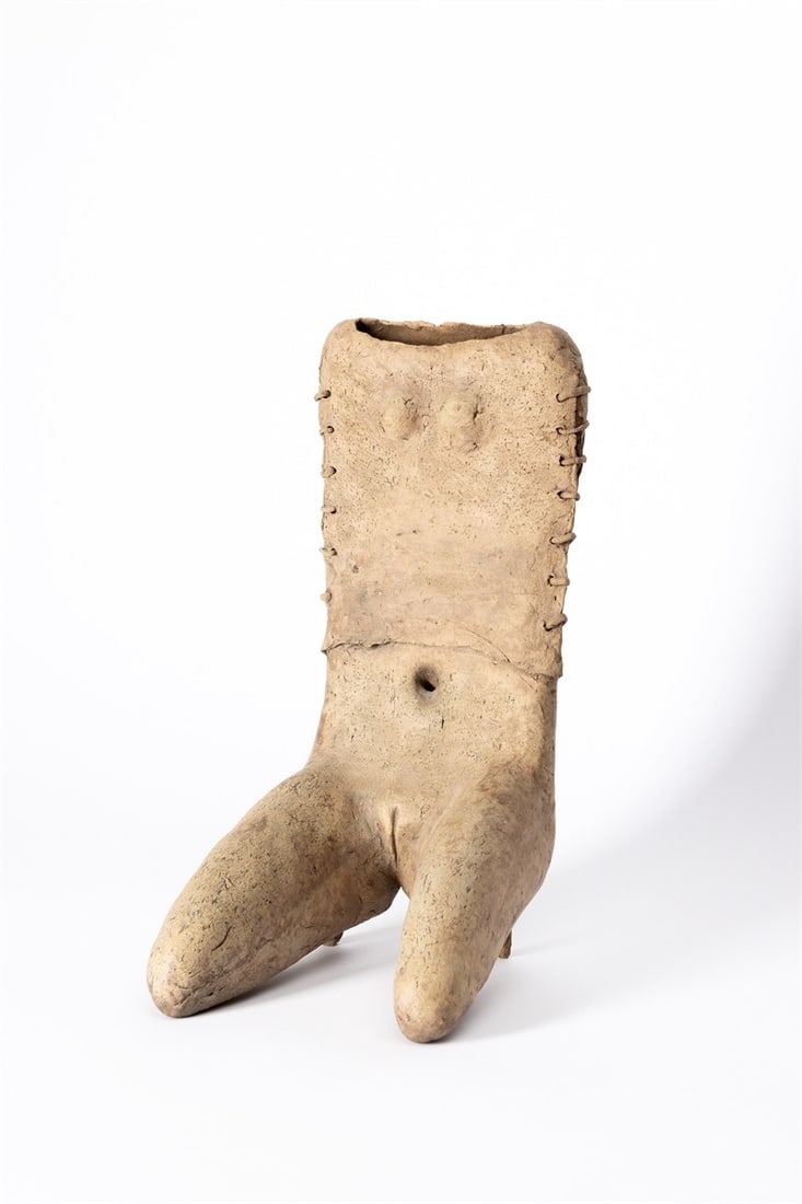 Lothar Fischer. ”Kniende VIII”. 1973: Lothar Fischer (Germersheim 1933 – 2004 Baierbrunn). ”Kniende VIII”. 1973 Clay. 36,5 × 19,8 × 22 cm