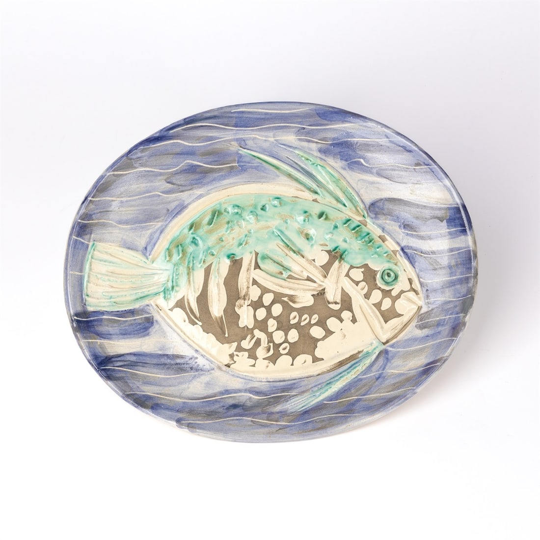 Pablo Picasso. ”Poisson bleu”. 1953: Pablo Picasso (Málaga 1881 – 1973 Mougins). ”Poisson bleu”. 1953 White clay with engobe painting, partially engraved and glazed. 32,6 × 39,2 × 4,2&