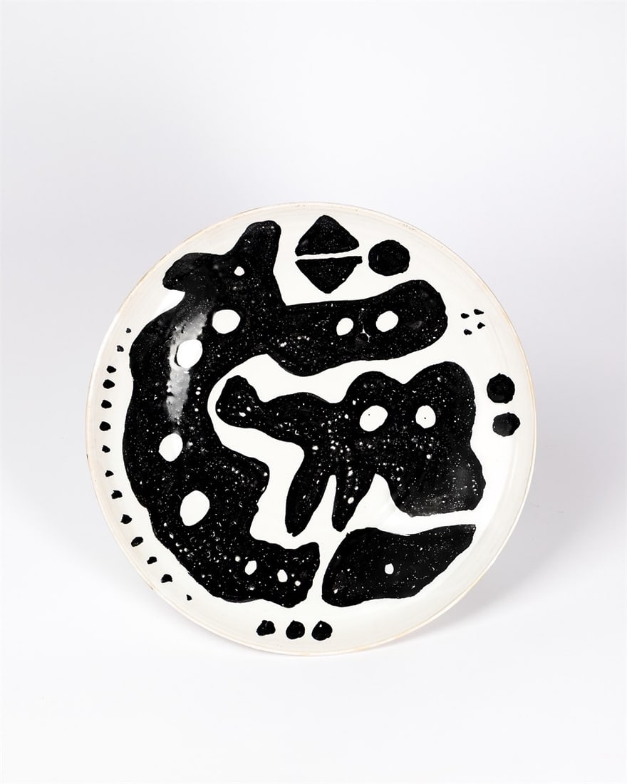 A.R. Penck. Untitled.: A.R. Penck (Dresden 1939 – 2017 Zurich). Untitled. White clay with enamel painting, glazed. Diameter: 50,5 cm (height: 6 cm) (19 ⅞ in. (height:
