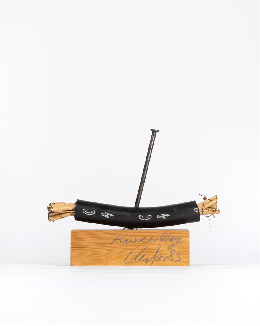 Günther Uecker. ”Kurzer Weg”. 1983: Günther Uecker (Wendorf/Mecklenburg 1930 – 2025 Düsseldorf). ”Kurzer Weg”. 1983 Telecommunications cable and nail, mounted on wooden base. Height with base: 22,3 cm