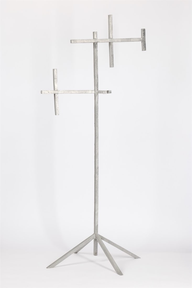 Michael Sailstorfer. ”antenne (kleiderständer)”. 2010: Michael Sailstorfer (Velden/Vils 1979 – lives in Berlin). ”antenne (kleiderständer)”. 2010 Aluminium. 155 × 70 × 65,5 cm