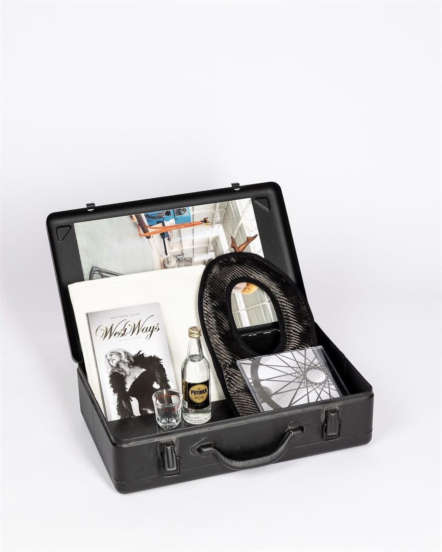 Rita McBride. ”Survival Kit”. 2010: Rita McBride (Des Moines, Iowa 1960 – lives in Düsseldorf and Los Angeles). ”Survival Kit”. 2010 Multiple box. 39 × 24 × 11 cm