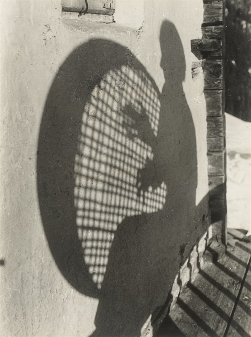 Dr. Paul Wolff. Farmer mending a grain sieve. Circa 1930: Dr. Paul Wolff (Mulhouse 1887 – 1951 Frankfurt/Main). Farmer mending a grain sieve. Circa 1930 Vintage. Gelatin silver print. 23,5 × 17,5 cm