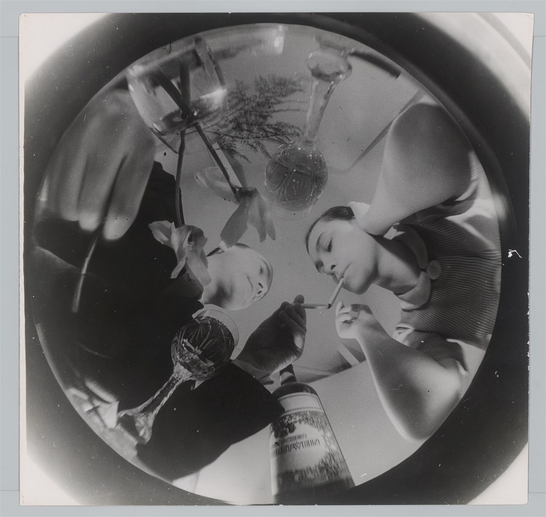 Umbo (i.e. Otto Umbehr). Tea for Two, from the series „Die Wolkenkamera sieht sich auf de - 2