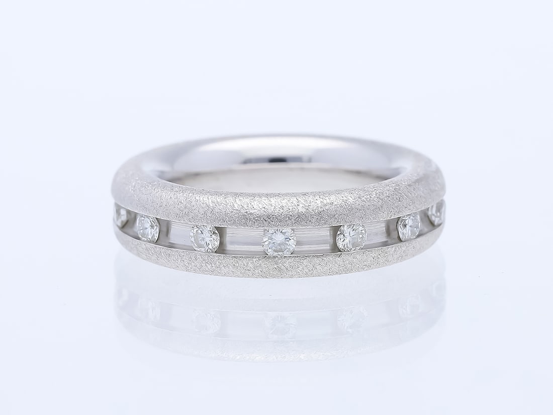 Carl Bucherer Ring 0,84 ct. Diamonds 750 White gold 18 kt.: Product Description: Marke: Carl Bucherer Material: White gold Alloy: 18 kt. Condition: Very good condition - slightly used with small signs of wear Weight: approx. 21,59 grams Main stone: Diamonds 12