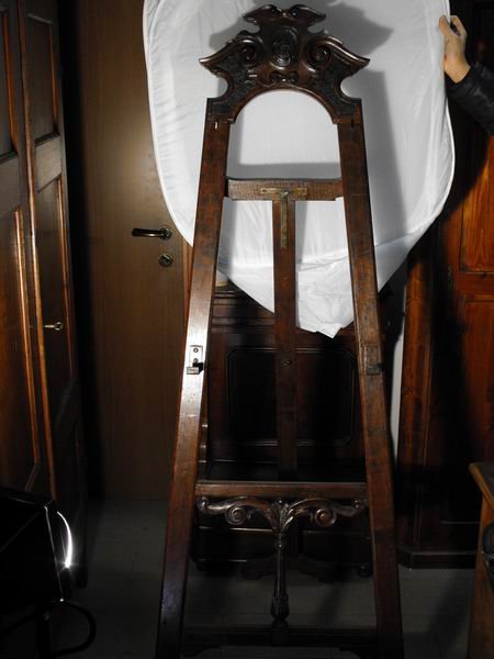 Walnut easel: Walnut easel, Italy end of XIX cent. h.180 x 54 cm.
