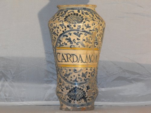 PHARMACY ALBARELLO, PROVABLY DERUTA, 18th. C.: Pharmacy majolica albarello, provably Deruta manufacturing,folder with "CARDA MOMO", 18th. century. Size: 27x15 cm. (10.64"x5.91")
