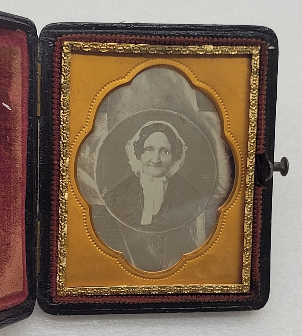 Daguerreotype Woman w Praire Bonnet Full Case (1 of 5)