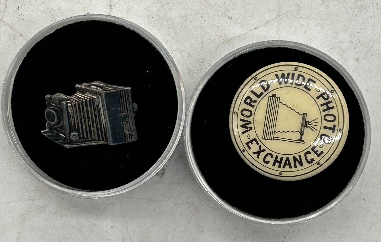 World Wide Photo Exchange Pinback Button Antique Camera Pin Marked Vanguard NY Sterling: World Wide Photo Exchange Pinback Button, Antique Camera Pin Marked Vanguard NY Sterling - Sizes vary. Mostly 1"