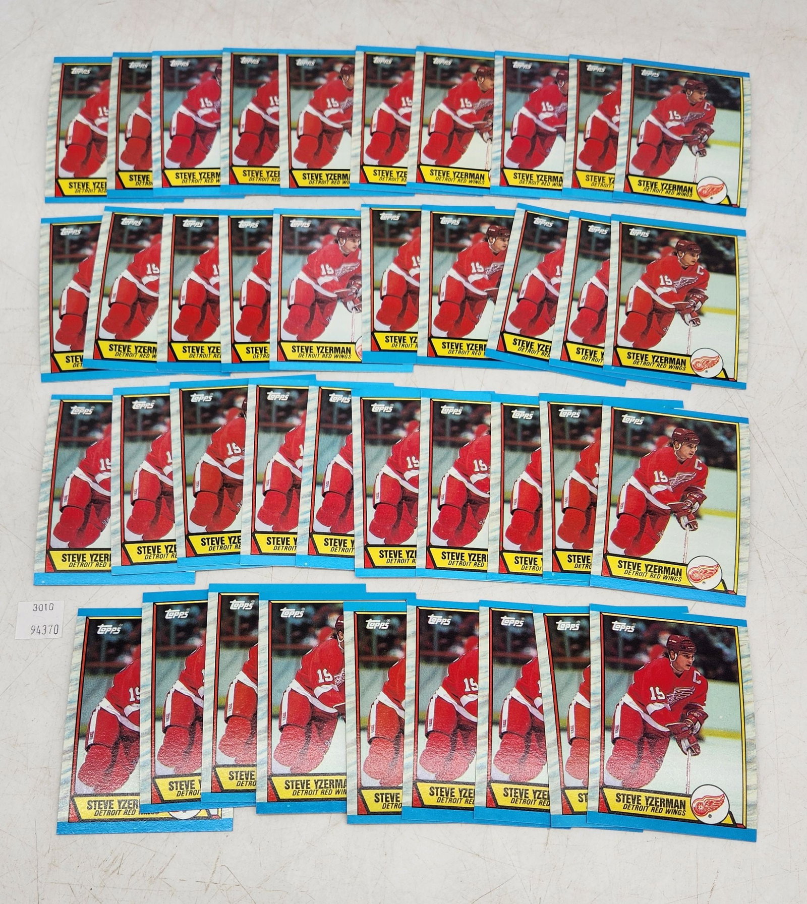 (39) 1989-90 Topps Hockey Steve Yzerman Cards: (39) 1989-90 Topps Hockey Steve Yzerman Cards.