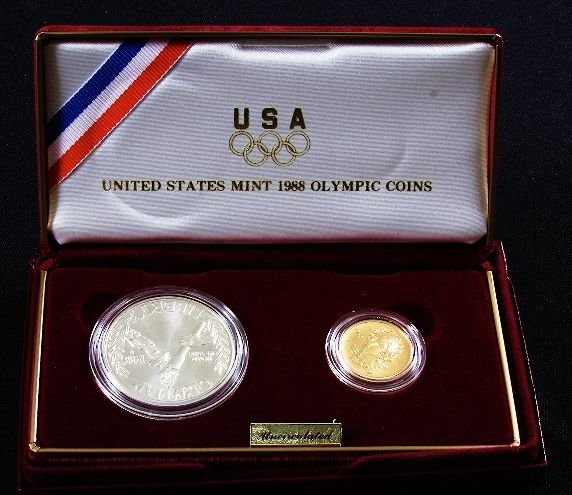 Olympic Gold & Slver Mint 1988 Proof Set BD18: Olympic Gold & Slver Mint 1988 Proof Set BD18 Excellent Condition Vintage Condition - As-Is Condition - Blake Thank you for viewing this auction. We appreciate your business. Thank you from Seized Ass