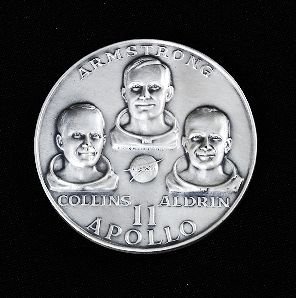 Apollo 11 1969 Silver Coin Medal 4.37 Troy Oz. XX8: Apollo 11 1969 Silver Coin Medal 4.37 Troy Oz. XX8 Excellent Condition. Awesome Detail. Thank you for viewing this auction. We appreciate your business. Thank you from Seized Assets Auctioneers.