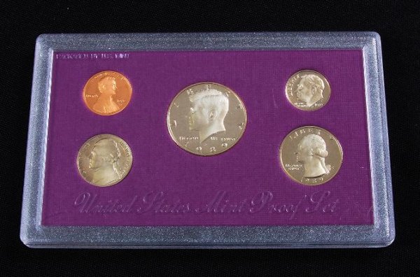 1989 United States Proof Mint Set BD14: 1989 United States Proof Mint Set BD14 Excellent Condition Vintage Condition - As-Is Condition - Blake Thank you for viewing this auction. We appreciate your business. Thank you from Seized Assets Auc
