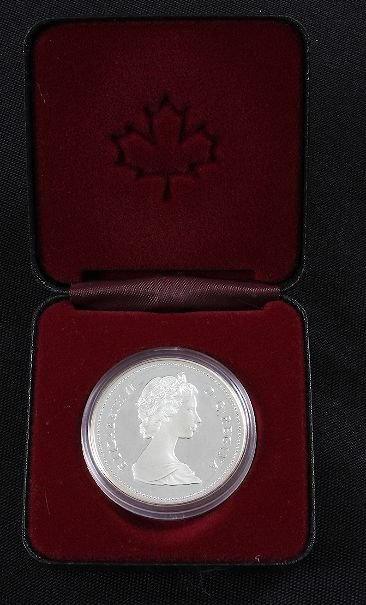 1988 Canadian Mint Silver Dollar 23.33g BD8: 1988 Canadian Mint Silver Dollar 23.33g BD8 Excellent Condition Vintage Condition - As-Is Condition - Blake Thank you for viewing this auction. We appreciate your business. Thank you from Seized Asset