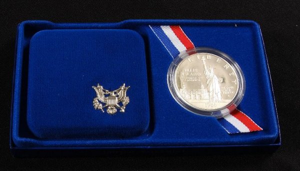 1988 Silver Statue of Liberty Dollar BD29: 1988 Silver Statue of Liberty Dollar BD29 Excellent Condition Vintage Condition - As-Is Condition - Blake Thank you for viewing this auction. We appreciate your business. Thank you from Seized Assets 
