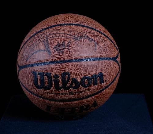 Tim Duncan Autographed Basketball: Tim Duncan Autographed Basketball Excellent Condition Thank you for viewing this auction. We appreciate your business. Thank you from Seized Assets Auctioneers.
