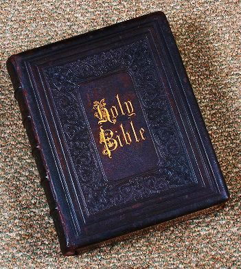 Holy Bible - Full Leather, Color, New/Old Testimate: Holy Bible - Full Leather, Color, New/Old Testimates - Good Condition - 9915319 -.Contains Color Plates, Full Leather. 12 x 9".Traslates out of the orignail tongues and with the former translations. D