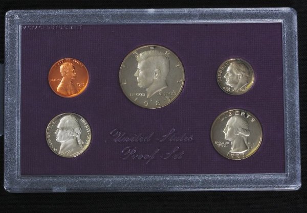 1992 U.S. Mint/Proof Sets PL10: 1992 U.S. Mint/Proof Sets PL10 - As-Is Condition - Thank you for viewing this auction. We appreciate your business. Check out our future auctions from Seized Assets Auctioneers.