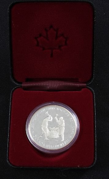 1988 Canadian Mint Silver Dollar 23.33g BD9: 1988 Canadian Mint Silver Dollar 23.33g BD9 - Excellent Condition Vintage Condition - As-Is Condition - Blake - Thank you for viewing this auction. We appreciate your business. Check out our future au