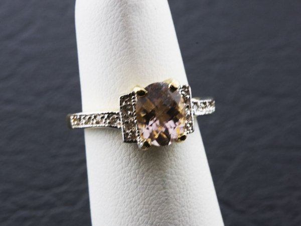 Ladies Colorless Beryl Diamond Ring 2.22ctw DI92: Ladies Colorless Beryl Diamond Ring 2.22ctw DI92 - Excellent Condition - Thank you for viewing this auction. We appreciate your business. Check out our future auctions from Seized Assets Auctioneers.
