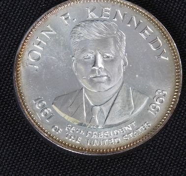 John F. Kennedy 33.1gm. Sterling Silver Presidents: John F. Kennedy 33.1gm. Sterling Silver Presidents #9 - Franklin Mint American Presidents medal. Short biography reverse. Marked Sterling" reverse. Slightly larger than a silver dollar, little more th