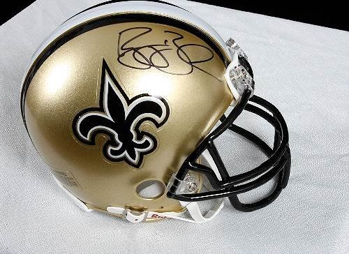 Reggie Bush Autographed Saints Mini Helmet: Reggie Bush Autographed Saints Mini Helmet - Excellent Condition - Thank you for viewing this auction. We appreciate your business. Check out our future auctions from Seized Assets Auctioneers.