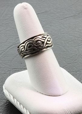 Sterling Silver Etched Designer Ring 10.28g SS3: Sterling Silver Etched Designer Ring 10.28g SS3 - Excellent Condition. 10.28 grams of sterling silver. - - Thank you for bidding on this awesome item. Check out all of our future auctions offered by S