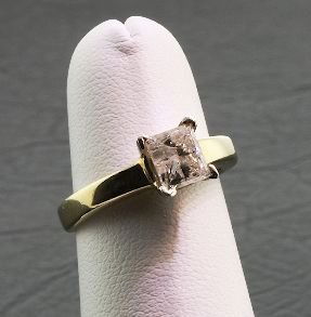 Ladies Gold & Diamond Ring 1.06cts DO3: Ladies Gold & Diamond Ring 1.06cts DO3 - Excellent Condition - AW605151 - Thank you for bidding on this item and taking place in this auction. We appreciate your business. Be sure to check out all fut